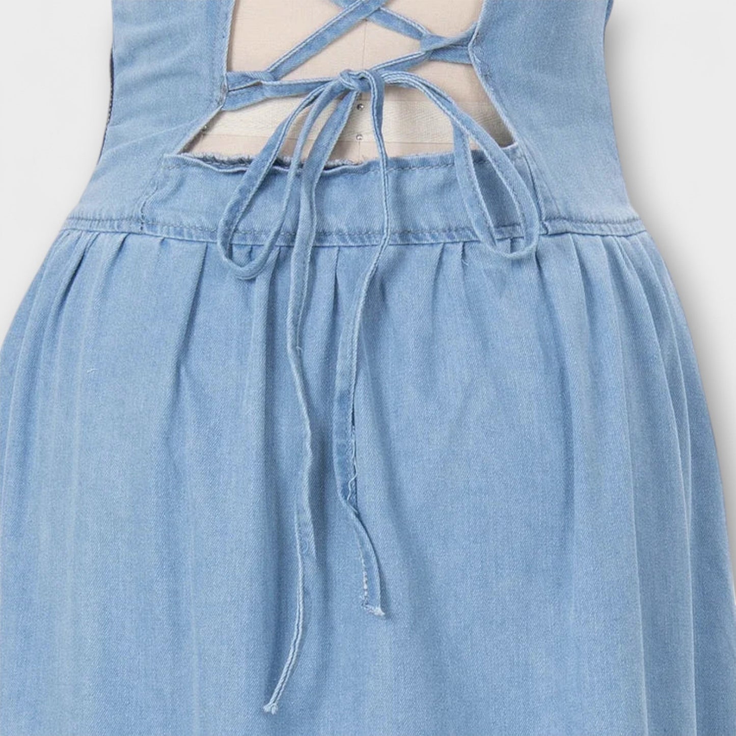 Robe sans manches en denim bleu pour occasions chics