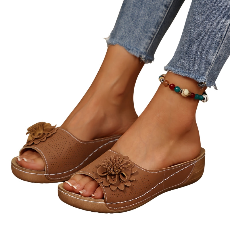 Sandales à talon bas à accents floraux pour femmes pour les événements estivaux