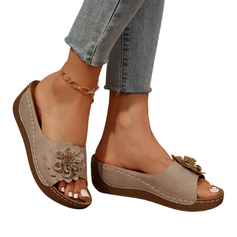 Sandales à talon bas à accents floraux pour femmes pour les événements estivaux